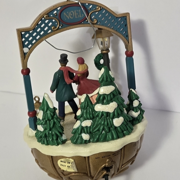 Carlton Cards Vintage Holiday Music Ornament with Lights "Holiday Waltz" - Picture 11 of 15